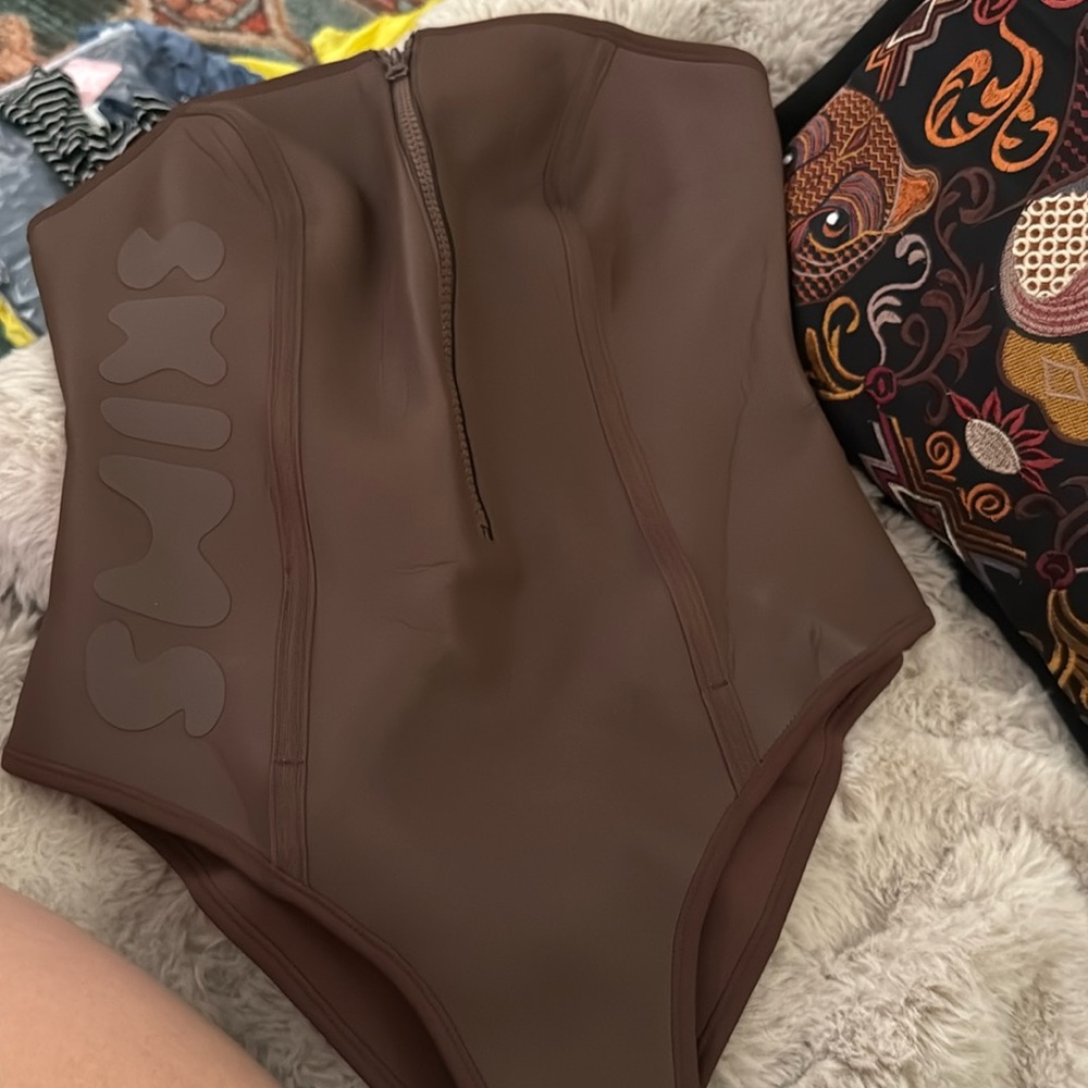 Skims Rubberized scuba swim strapless one piece-Cocoa—XL 
Only worn once